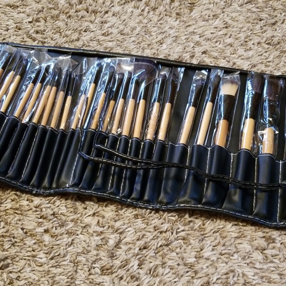 NWT 32pc Makeup Brush Set!